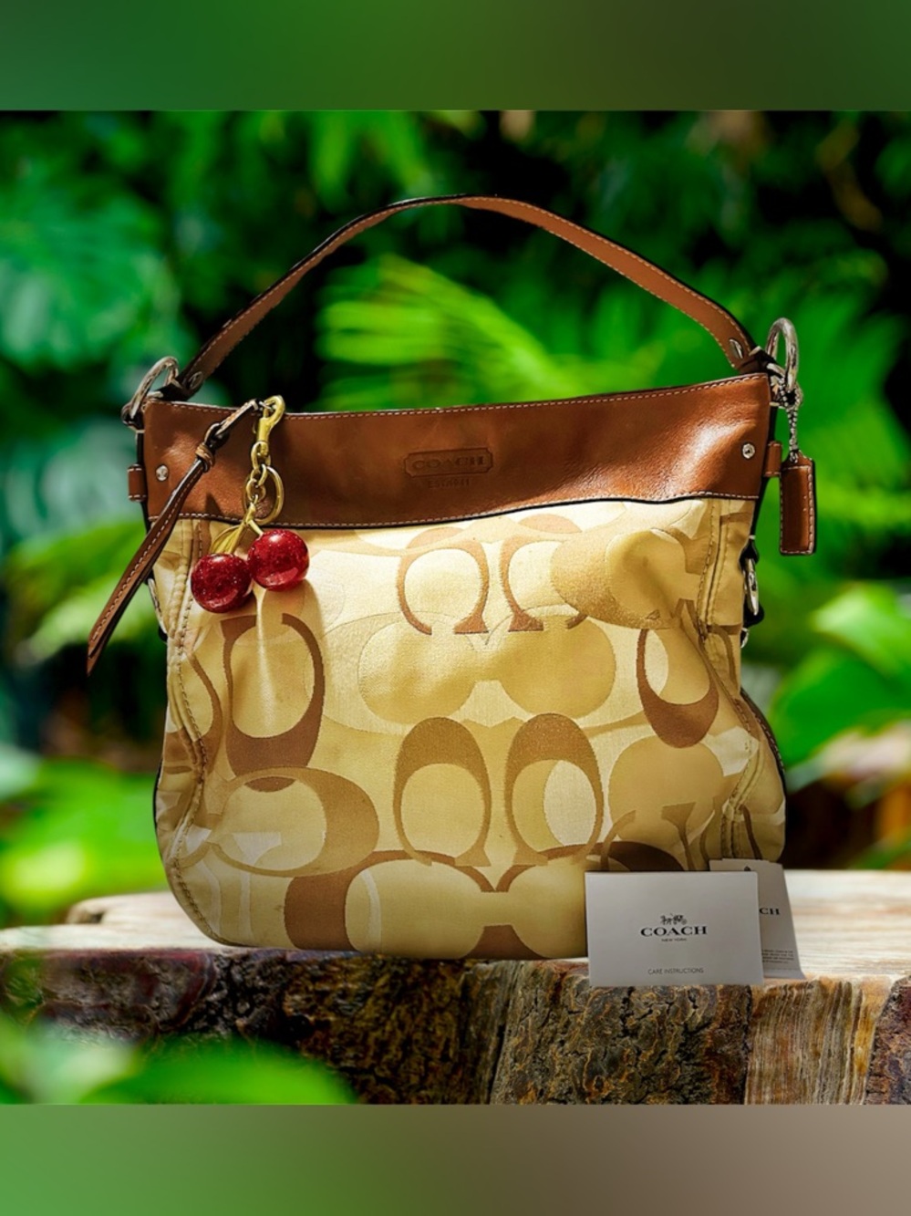 Rare vintage Coach soho Shoulder Bag Tan Signature Logo with Cherry Charm - Picture 6 of 17